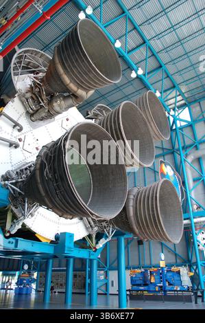 Nahaufnahme der fünf F-1-Raketenantriebe der ersten Stufe des Saturn V, ausgestellt im Kennedy Space Center, mit massiven Maßstäben und Details Stockfoto