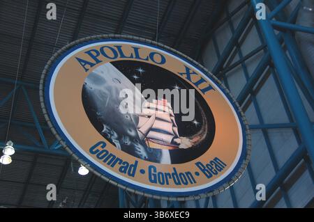 Apollo 12-Mission-Emblem mit einem Clipper-Schiff, das zum Mond fliegt und im Kennedy Space Center mit den Namen Conrad, Gordon und Bean ausgestellt ist Stockfoto