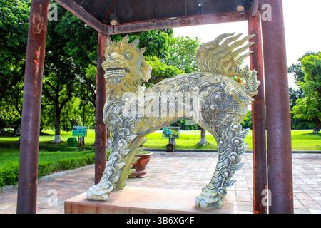 Vietnam, Hue. Hue Imperial City (Hoàng Thành Huế). Skulptur eines Löwen im Zitadellengarten Stockfoto
