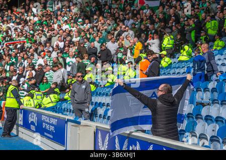 Mai 2025, Glasgow, Vereinigtes Königreich. Die Rangers spielten Celtic in einem Spiel der William Hill Premiership im Ibrox Stadium in Glasgow, Schottland, Großbritannien. Das Ergebnis war Rangers 1:1 Celtic. Rangers Fan hält die Flagge Israels gegen die keltischen Unterstützer. Quelle: Findlay/Alamy Live News Stockfoto