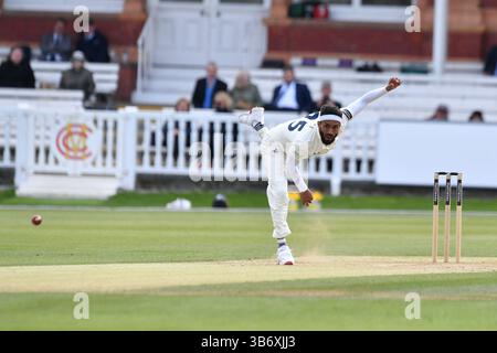 London, England. Mai 2025. Kashif Ali während des dritten Tages der Rothesay County Championship Division 2 zwischen dem Middlesex County Cricket Club und dem Kent County Cricket Club auf dem Lord’s Cricket Ground, London. Kyle Andrews/Alamy Live News. Stockfoto