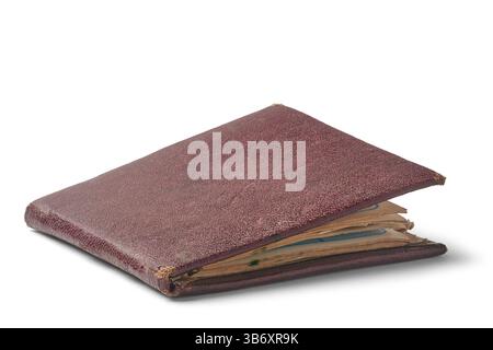 Nahaufnahme des geschlossenen rechteckigen Telefonbuchs isolierter weißer Hintergrund, abgetragener dunkelrötlich-brauner Ledereinband mit Ausfransen und Verfärbungen und gelblich Stockfoto
