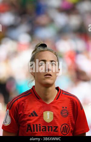 Köln, Deutschland. Mai 2025. Köln, 1. Mai 2025: Carolin Simon (30 FC Bayern München) während der Nationalhymne vor dem DFB-Cup-Endspiel zwischen dem FC Bayern München und dem SV Werder Bremen im RheinEnergieStadion in Köln. (Sven Beyrich/SPP) Credit: SPP Sport Press Photo. /Alamy Live News Stockfoto