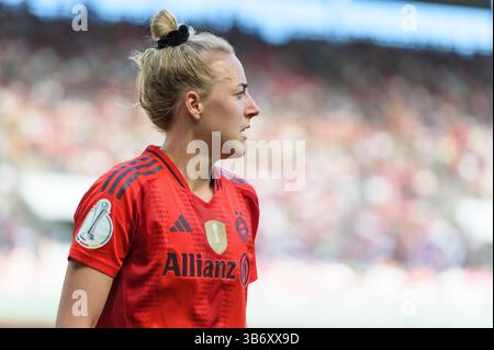 Köln, Deutschland. Mai 2025. Köln, 1. Mai 2025: Kopfschuss, Portriat von Carolin Simon (30 FC Bayern München) beim DFB-Cup-Endspiel zwischen dem FC Bayern München und dem SV Werder Bremen im RheinEnergieStadion in Köln. (Sven Beyrich/SPP) Credit: SPP Sport Press Photo. /Alamy Live News Stockfoto