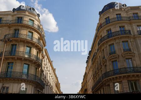 Paris, typische Fassaden und Fenster, schöne Gebäude mit alten Zinkdächern Stockfoto