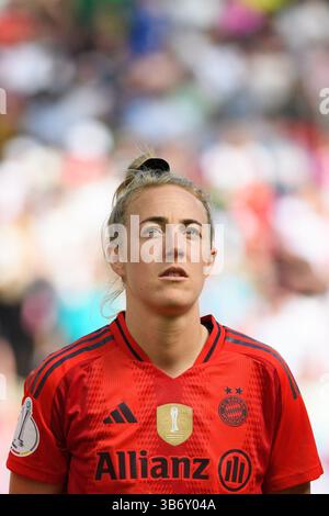 Köln, Deutschland. Mai 2025. Köln, 1. Mai 2025: Carolin Simon (30 FC Bayern München) während der Nationalhymne vor dem DFB-Cup-Endspiel zwischen dem FC Bayern München und dem SV Werder Bremen im RheinEnergieStadion in Köln. (Sven Beyrich/SPP) Credit: SPP Sport Press Photo. /Alamy Live News Stockfoto