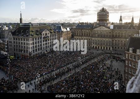 AMSTERDAM - Überblick über den Staudamm vor dem nationalen Gedenktag am Dam-Platz. Während des Nationalen Gedenktages gedenken die Niederlande an die Opfer des Zweiten Weltkriegs in Europa und Südostasien sowie an die Opfer von Kriegssituationen und Friedenssicherungseinsätzen, an denen die Niederlande beteiligt waren. ANP POOL PATRICK VAN EMST niederlande raus - belgien raus Stockfoto