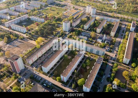 Blick auf moderne Wohnhäuser in einer Stadt in Deutschland, Stadtteile in Eisenhüttenstadt, Brandenburg Stockfoto
