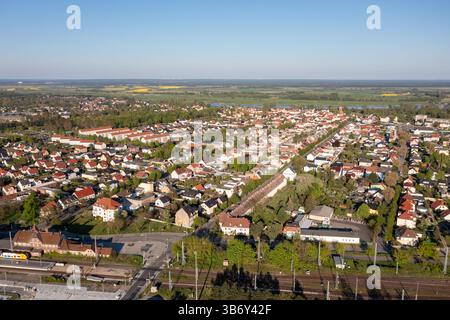 Drohnenansicht des historischen Bahnhofs in Eisenhuettenstadt, Brandenburg, Deutschland, Europa Stockfoto