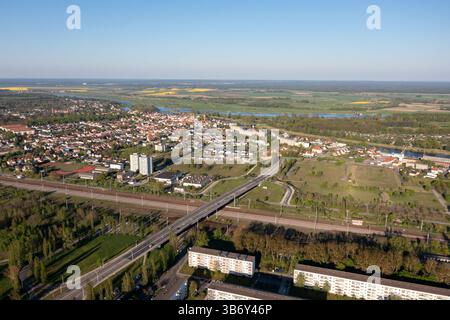 Drohnenansicht eines Bezirks von Eisenhuettenstadt, Brandenburg, Deutschland Stockfoto