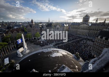 AMSTERDAM - Überblick über den Staudamm vor dem nationalen Gedenktag am Dam-Platz. Während des Nationalen Gedenktages gedenken die Niederlande an die Opfer des Zweiten Weltkriegs in Europa und Südostasien sowie an die Opfer von Kriegssituationen und Friedenssicherungseinsätzen, an denen die Niederlande beteiligt waren. ANP POOL PATRICK VAN EMST niederlande raus - belgien raus Stockfoto