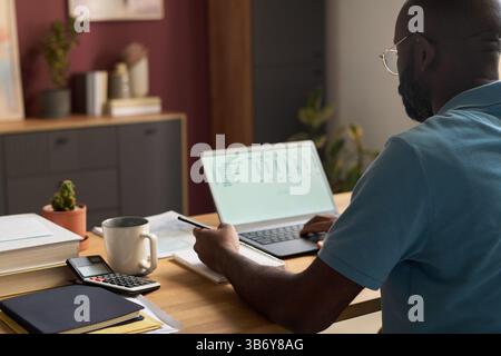 Black man verwaltet Budget und Ausgaben Stockfoto