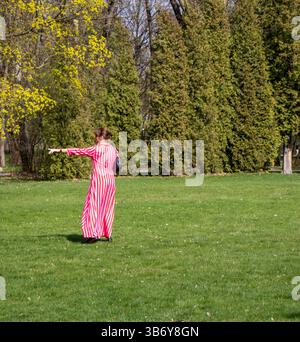 Minsk, Weißrussland - 05.04.2025 - die ersten sonnigen Tage im Freien Stockfoto