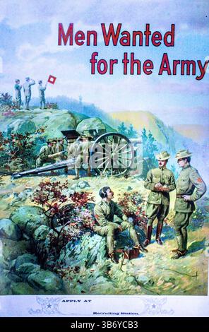 Rekrutierungsplakat der US-Armee aus dem frühen 20. Jahrhundert mit dem Titel „Männer gesucht für die Armee“. Es zeigt Soldaten, die Feldartillerie in einer malerischen, bergigen Landschaft betreiben, während andere über Signalflaggen und Feldfunk kommunizieren. Das Bild betont Teamarbeit, Pflicht und Bereitschaft und drängt zur Aufnahme. Stockfoto