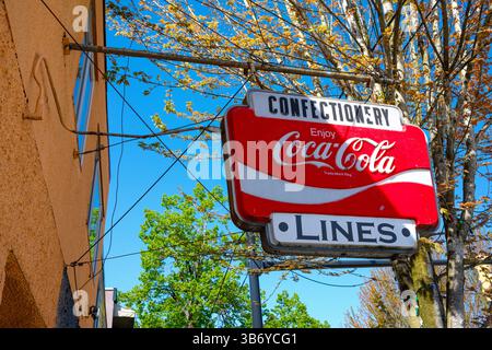 Das alte Coca-Cola-Schild außerhalb von Lines Vintage-Kleidung entlang der Main Street in Mount Pleasant, Vancouver, BC. Stockfoto