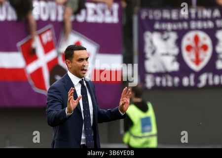 Rom, Italien. Mai 2025. Raffaele Palladino, Cheftrainer von Fiorentina, gibt seinen Spielern Hinweise während des italienischen Fußballspiels der Serie A zwischen Roma und Fiorentina im Olympiastadion. Quelle: Riccardo De Luca - Update Images/Alamy Live News Stockfoto