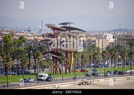 Skulptur Monumento a los Pinos an der Promenade von La Pineda, Spanien, mit Palmen und mediterraner Stadtlandschaft. Salou, Spanien Stockfoto