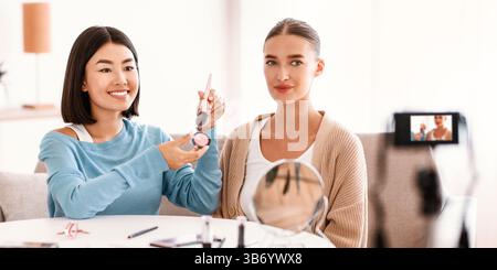 Asiatische Frau Tun Make-Up Für Sie Modell Stockfoto