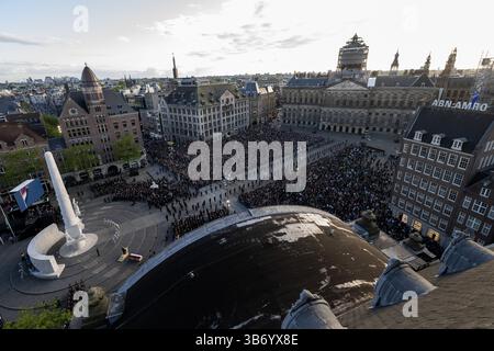 AMSTERDAM - Überblick während des nationalen Gedenktages auf dem Dam-Platz. Während des Nationalen Gedenktages gedenken die Niederlande an die Opfer des Zweiten Weltkriegs in Europa und Südostasien sowie an die Opfer von Kriegssituationen und Friedenssicherungseinsätzen, an denen die Niederlande beteiligt waren. ANP POOL PATRICK VAN EMST niederlande raus - belgien raus Stockfoto