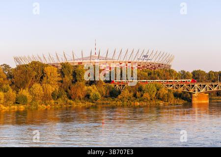 Warschau, Polen - 19. September 2024: PESA Elf, Sendlerzug SKM Warszawa im Stadion Narodowy in Warschau, Polen. Stockfoto