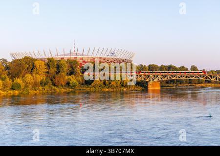 Warschau, Polen – 19. September 2024: Pendlerzug des Typs SKM Warszawa Newag Impuls im Stadion Narodowy in Warschau, Polen. Stockfoto