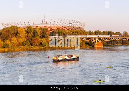 Warschau, Polen - 19. September 2024: Intercity-Personenzug der PKP im Stadion Narodowy in Warschau, Polen. Stockfoto