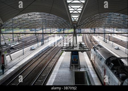Hochwinkelblick über Bahnsteige und Bahngleise am Bahnhof Leuven, Flämisch-Brabant, Belgien, 30. April 2025 Stockfoto