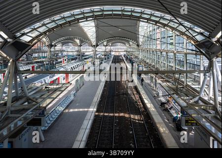 Hochwinkelblick über Bahnsteige und Bahngleise am Bahnhof Leuven, Flämisch-Brabant, Belgien, 30. April 2025 Stockfoto