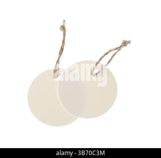 Leere Tags mit Zeichenfolgen, die auf weiß isoliert sind Stockfoto