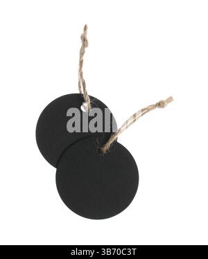 Leere Tags mit Zeichenfolgen, die auf weiß isoliert sind Stockfoto