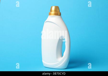 Flasche Weichspüler auf hellblauem Hintergrund Stockfoto