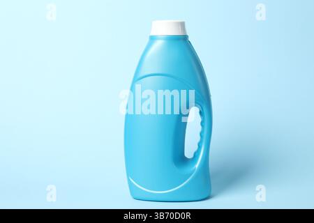 Flasche Weichspüler auf hellblauem Hintergrund Stockfoto