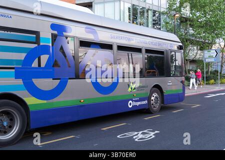 Seitenansicht des Silvertown Tunnel Cycle Shuttle Bus, in Betrieb zwischen North Greenwich Halbinsel und Silvertown, Durchquerung des Flusstunnels London UK. Stockfoto