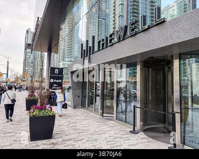 Der Brunnen, Toronto, Kanada. Außenansicht des modernen gemischten Gebäudekomplexes mit Leuten, die auf dem Bürgersteig in der Innenstadt laufen. Stockfoto