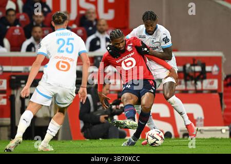 LILLE - (l-r) Adrien Rabiot von Olympique de Marseille, Alexsandro Ribeiro von Lille OSC, Amir Murillo von Olympique de Marseille während des Spiels der französischen Ligue 1 zwischen Lille OSC und Olympique Lyonnais im Pierre-Mauroy-Stadion am 4. Mai 2025 in Lille, Frankreich. ANP | Hollandse Hoogte | Gerrit van Keulen Stockfoto