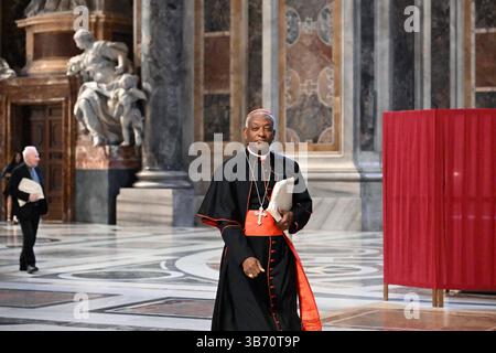 Vatikan, Vatikan. Mai 2025. **NO LIBRI** Italien, Rom, Vatikan, 2025/5/4. Kardinal Chibly Langlois, erster haitianischer Kardinal und Bischof von Les Cayes, während der neunten Novemdiale-Messe im Petersdom im Vatikan, Foto von ALESSIA GIULIANI /Catholic Press Photo Credit: Independent Photo Agency/Alamy Live News Stockfoto
