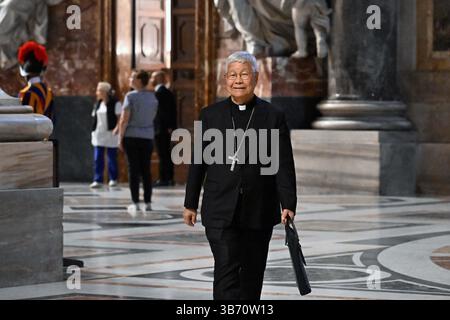 Vatikan, Vatikan. Mai 2025. **NO LIBRI** Italien, Rom, Vatikan, 2025/5/4. Kardinal Kurfürst Kardinal Lazarus You Heung-sik, Präfekt des Dikasteriums für Klerus, kommt zur 9. Novemdiale Messe im Petersdom im Vatikan, Foto: ALESSIA GIULIANI /Catholic Press Photo Credit: Independent Photo Agency/Alamy Live News Stockfoto