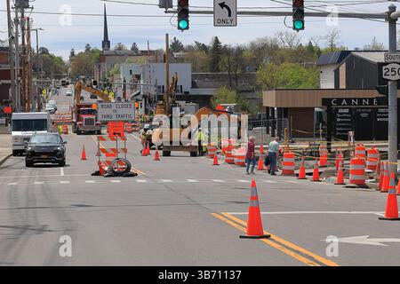 Fairport, NY, USA - 1. Mai 2025 - Bauarbeiten an der Main Street von Fairport im Rahmen des Brückenersetzungs- und Streetscape-Projekts Stockfoto