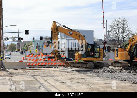 Fairport, NY, USA - 1. Mai 2025 - Bauarbeiten an der Main Street von Fairport im Rahmen des Brückenersetzungs- und Streetscape-Projekts Stockfoto