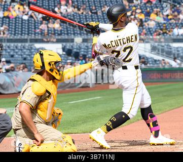 Pittsburgh, Usa. Mai 2025. Andrew McCutchen (22) der Pittsburgh Pirates-Outfield-Spieler Andrew McCutchen (22) beendigt den Sieg der San Diego Padres 4-0 im PNC Park am Sonntag, den 4. Mai 2025 in Pittsburgh. Foto von Archie Carpenter/UPI. Quelle: UPI/Alamy Live News Stockfoto