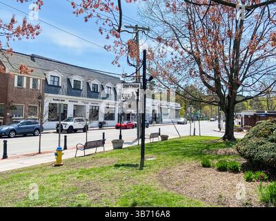 Chappaqua, NY - 23. April 2025: Blick auf die Geschäfte im Vorort Chappaqua, Westchester County, New York, mit Gedenktafel Stockfoto
