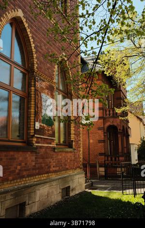 Farbenfrohe traditionelle europäische Hausfassaden und Holzfenster mit Vintage-Design und strukturierten Wänden. Hochwertige Fotos Stockfoto