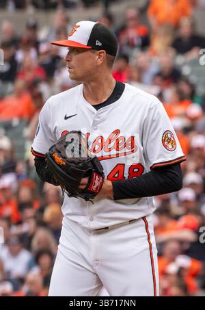 Baltimore, USA. Mai 2025. BALTIMORE, MD – 04. MAI: Kyle Gibson (48), der Pitcher der Baltimore Orioles, erkundet seine Umgebung während eines MLB-Spiels zwischen den Baltimore Orioles und den Kansas City Royals am 4. Mai 2025 im Oriole Park at Camden Yards in Baltimore, Maryland. (Foto: Tony Quinn/SipaUSA) Credit: SIPA USA/Alamy Live News Stockfoto