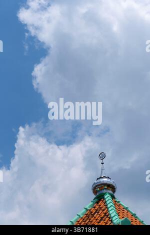 Kuppel der Moschee auf der obersten Ebene mit dem Hintergrund des blauen Wolkens Stockfoto