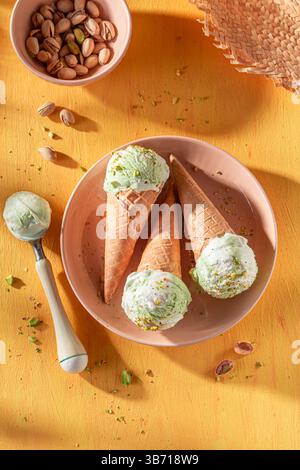 Hausgemachtes und köstliches Pistazieneis aus grünen Nüssen. Eis aus Sahne und Pistazien. Stockfoto