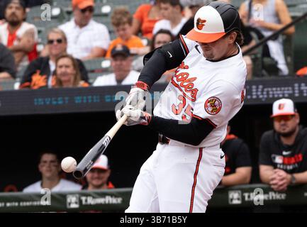 Baltimore, USA. Mai 2025. BALTIMORE, MD – 04. MAI: Der Baltimore Orioles-Fänger Adley Rutschman (35) kontaktiert am 4. Mai 2025 im Oriole Park in Camden Yards in Baltimore, Maryland, während eines MLB-Spiels zwischen den Baltimore Orioles und den Kansas City Royals. (Foto: Tony Quinn/SipaUSA) Credit: SIPA USA/Alamy Live News Stockfoto