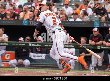 Baltimore, USA. Mai 2025. BALTIMORE, MD – 04. MAI: Baltimore Orioles Shortstop Gunnar Henderson (2) fährt am 4. Mai 2025 im Oriole Park at Camden Yards in Baltimore, Maryland, zur ersten Base. (Foto: Tony Quinn/SipaUSA) Credit: SIPA USA/Alamy Live News Stockfoto