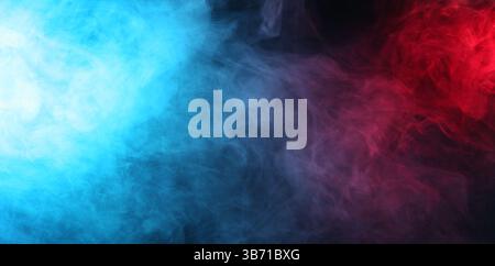 Schöner Rauch in Neonlichtern auf dunklem Hintergrund Stockfoto