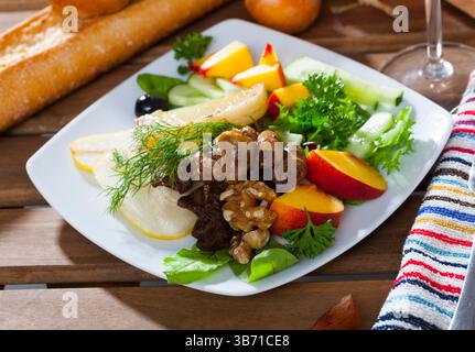 Gesunder Salat mit Hühnerherzen Stockfoto