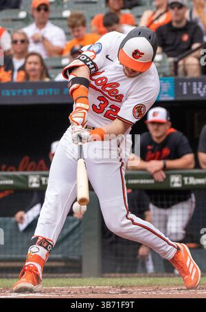 Baltimore, USA. Mai 2025. BALTIMORE, MD – 04. MAI: Der Baltimore Orioles-Fänger Adley Rutschman (35) trifft am 4. Mai 2025 während eines MLB-Spiels zwischen den Baltimore Orioles und den Kansas City Royals im Oriole Park in Camden Yards in Baltimore, Maryland. (Foto: Tony Quinn/SipaUSA) Credit: SIPA USA/Alamy Live News Stockfoto